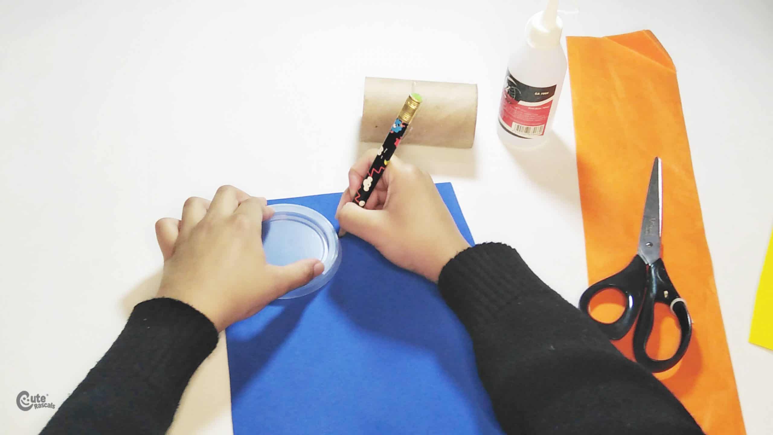 trace the circle lid with the pencil. paper rocket craft