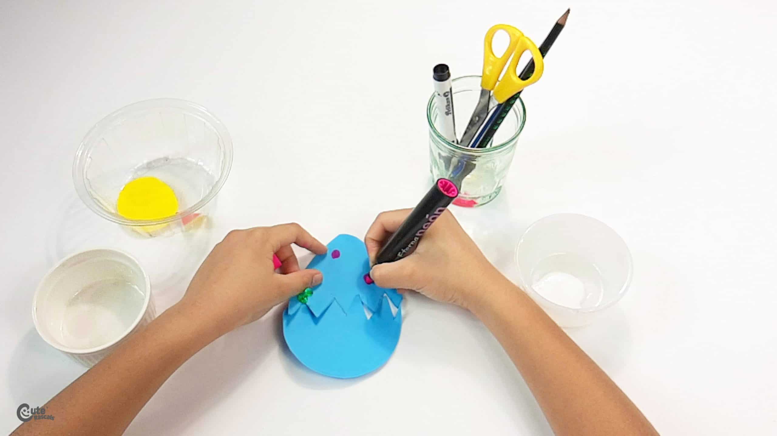 Draw some dots on the egg. Easter crafts for preschoolers